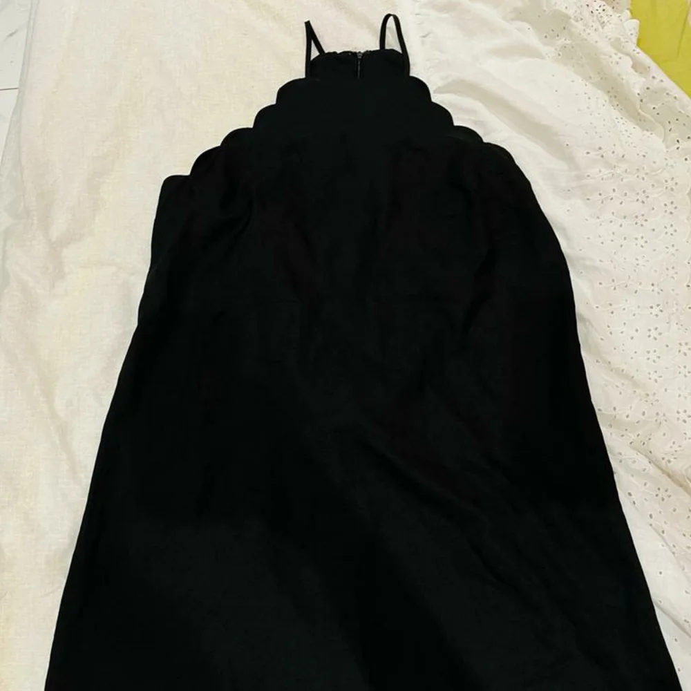 Black halter neck dress - Picture 8 of 10